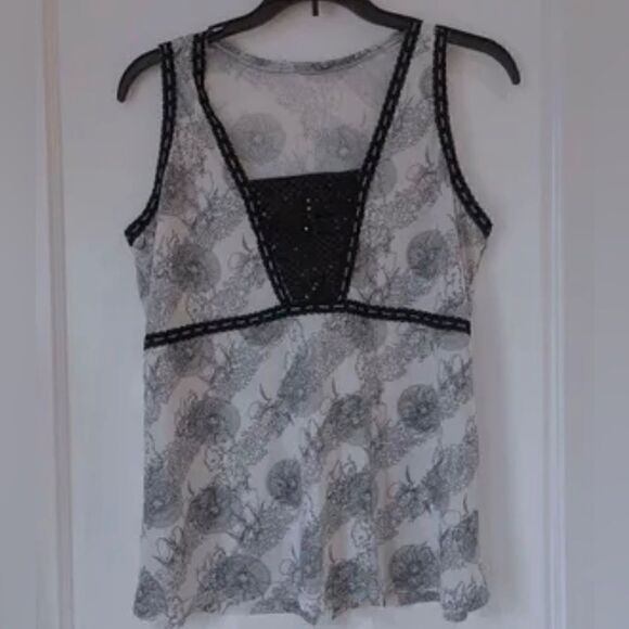 Black and white silky feel sleeveless shell blouse - Picture 1 of 7